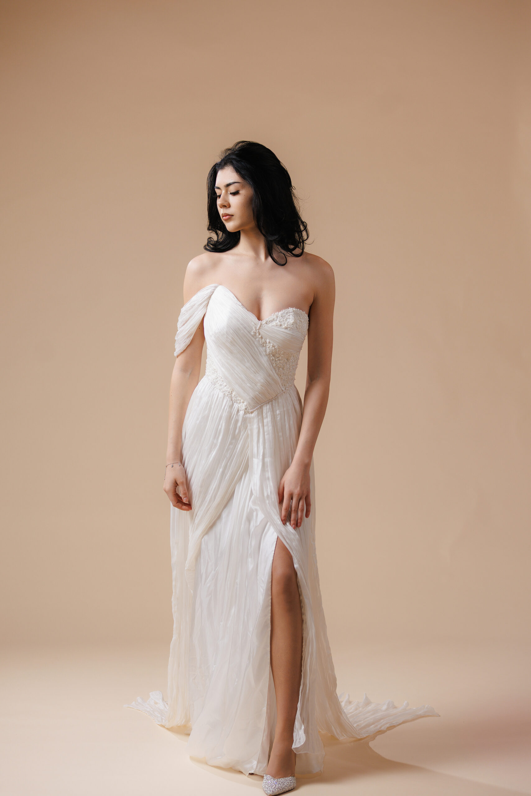 Rochie de mireasă cu broderie unică și matase fronsata manual
