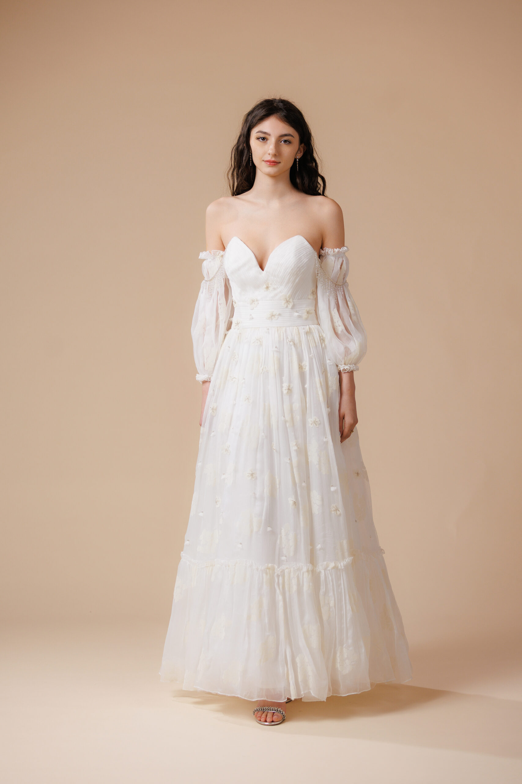 Rochie de mireasă din mătase naturală cu detalii florale catifelate și franjuri din mărgele cusute manual