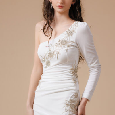 Rochie de mireasă din catifea cu design asimetric
