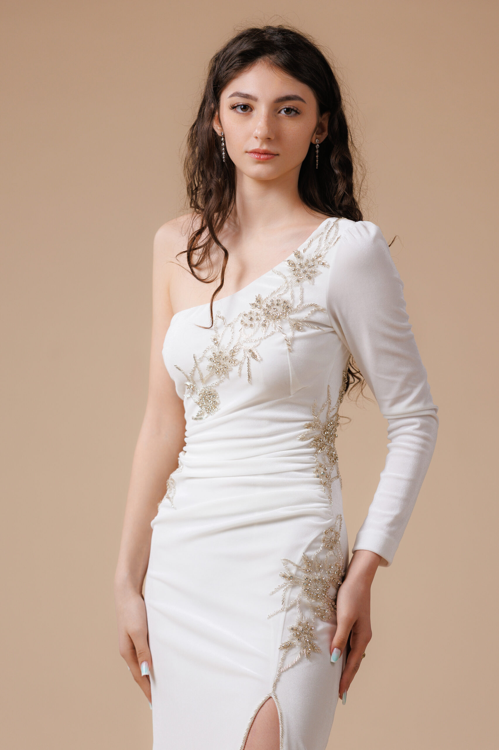 Rochie de mireasă din catifea cu design asimetric