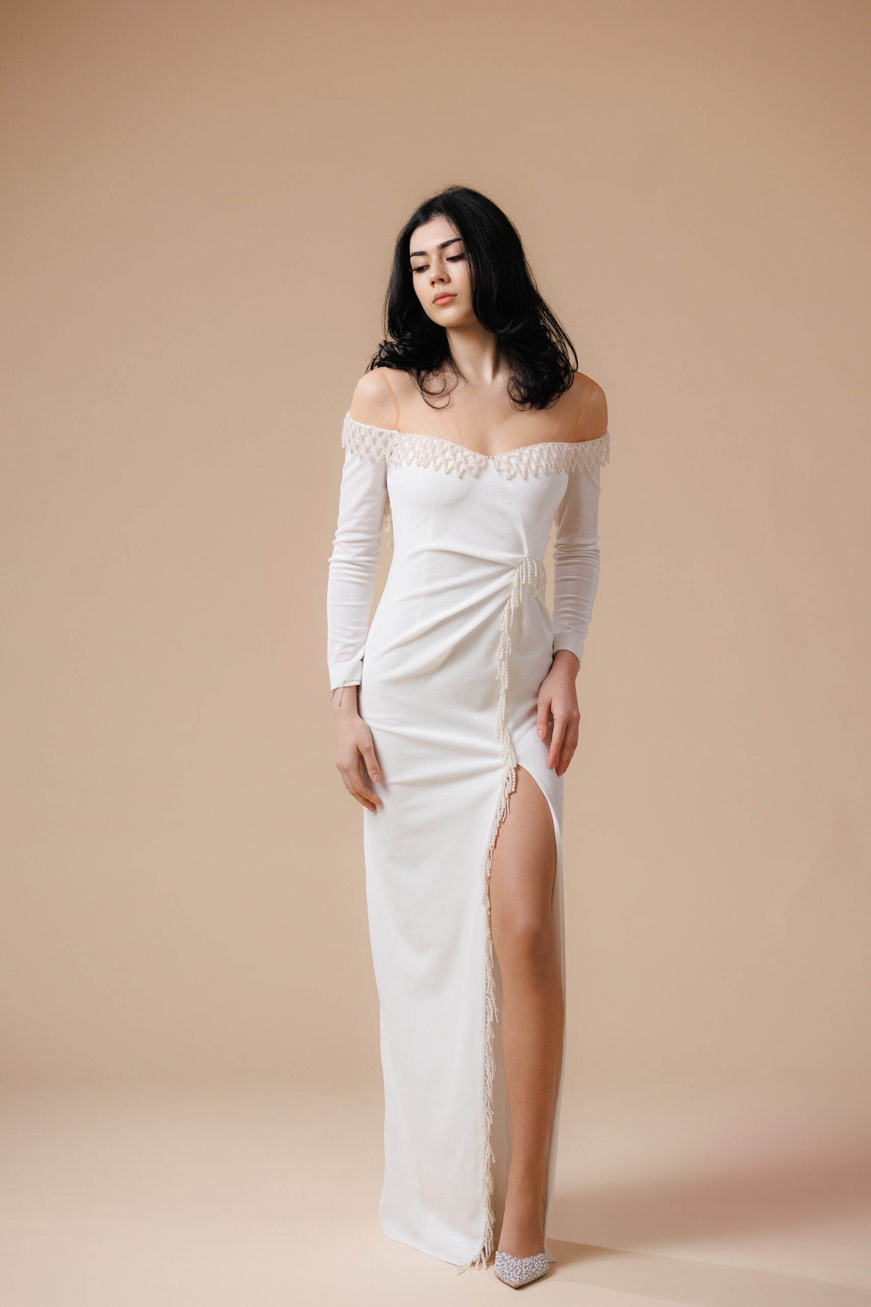 Rochie din catifea cu perle și franjuri strălucitoare