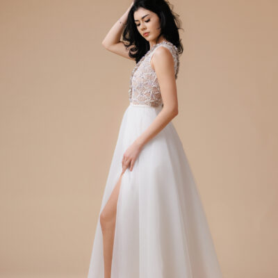 Rochie de mireasă cu detalii inspirate de scoici, cusături artizanale și fustă din spumă de tulle