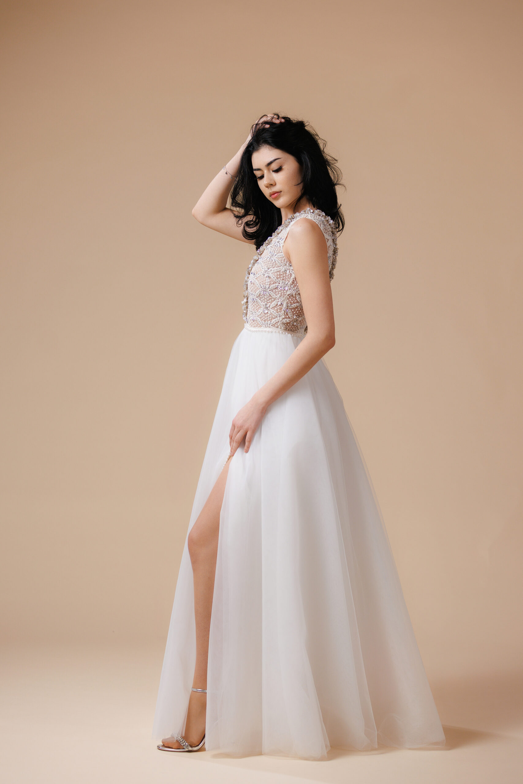 Rochie de mireasă cu detalii inspirate de scoici, cusături artizanale și fustă din spumă de tulle