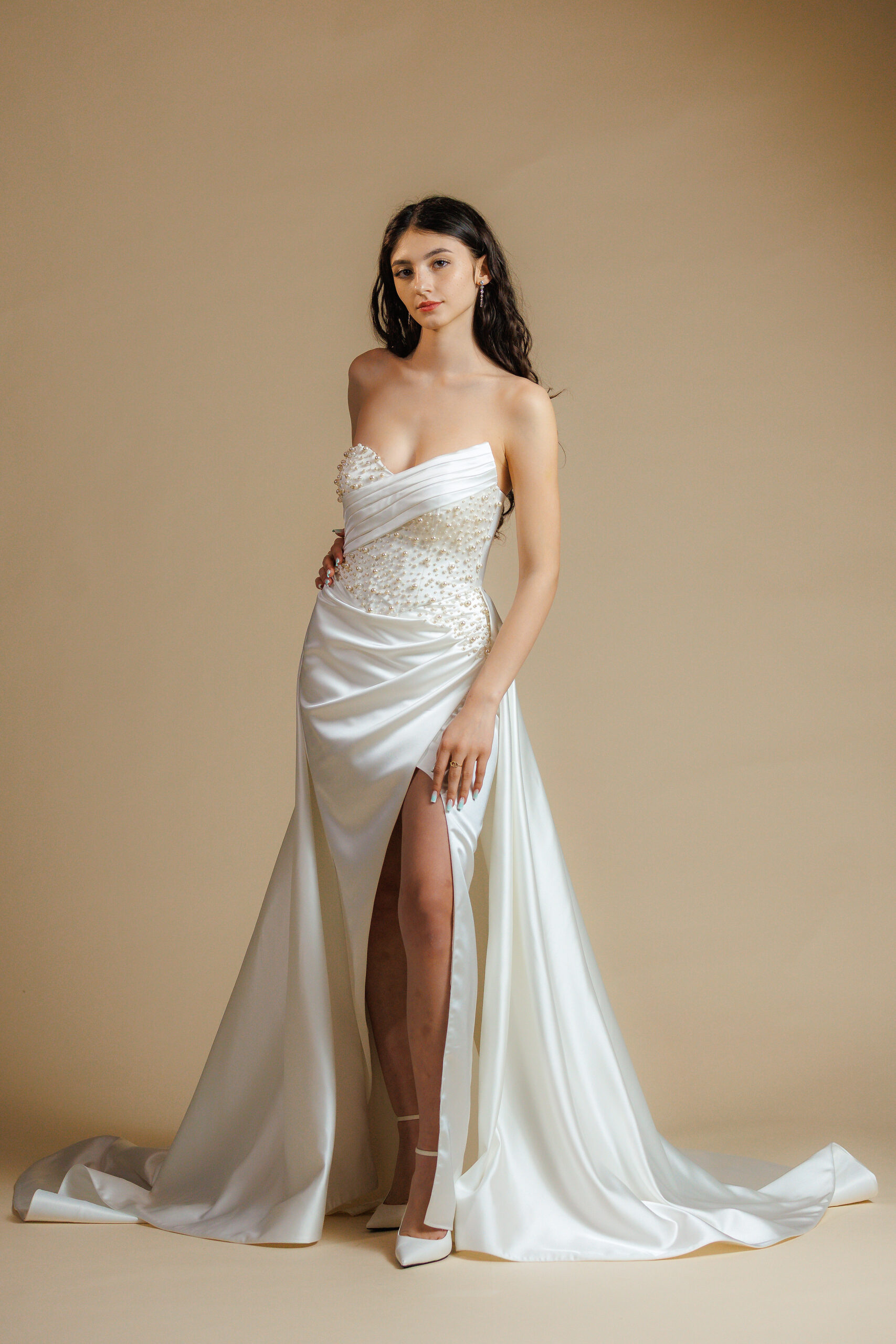 Rochie de mireasă asimetrică din tafta premium, cu perle cusute manual și slit pe picior